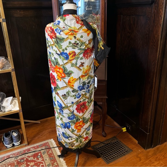 Dolce & Gabbana NWT Modal & Cashmere Blend Floral Lattice Fringed 52”x 77” Wrap. - Picture 9 of 16